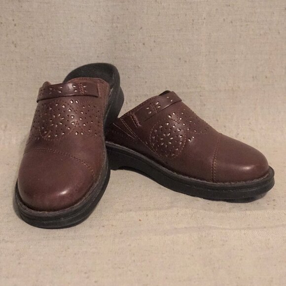Collection by Clarks Brown Mule Clog Slip On Size 7 Shoes - Picture 1 of 9